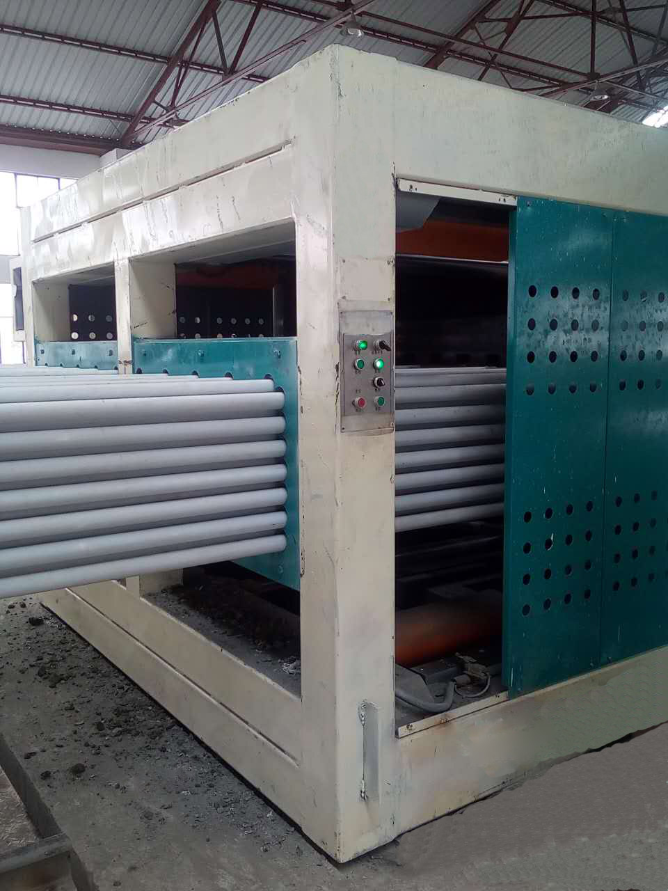 雙孔板墻板機(jī) 雙孔板墻板機(jī)